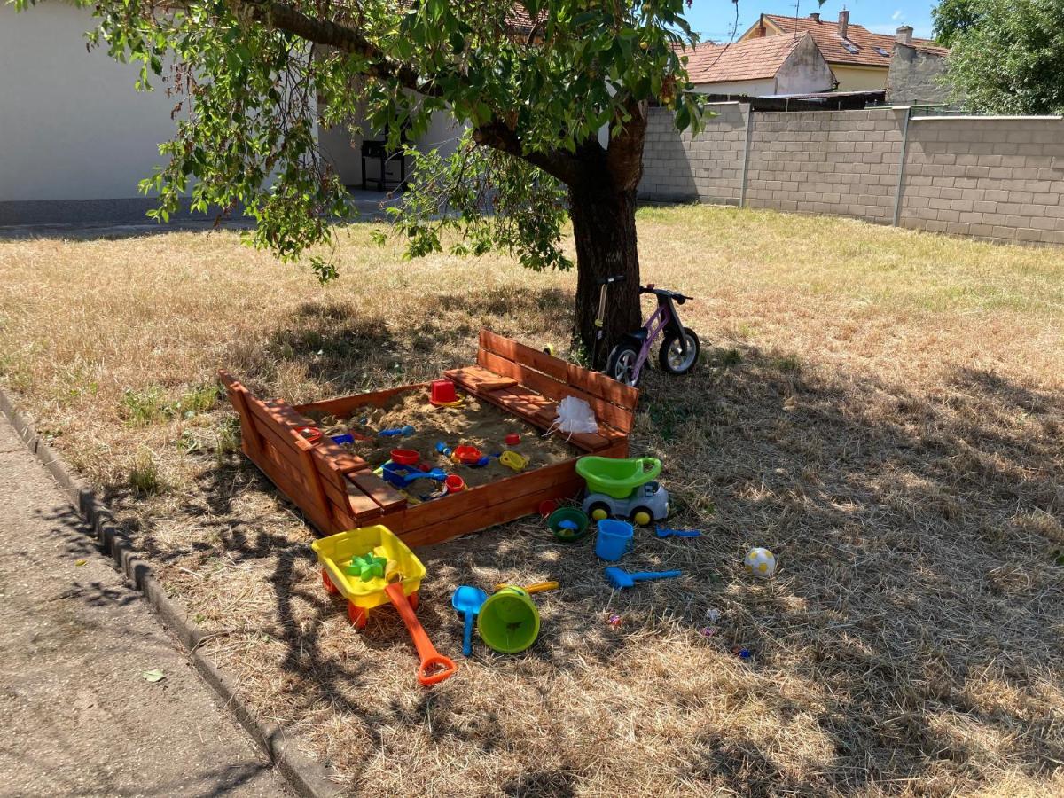 Apartman Maay Хлоховец Екстериор снимка